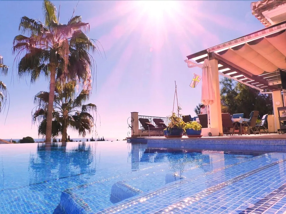 Marvelous Villa with Infinity Pool Ref 85