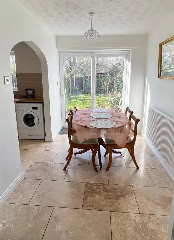 3 Bedroom house-close to Manchester airport-Free parking-private garden
