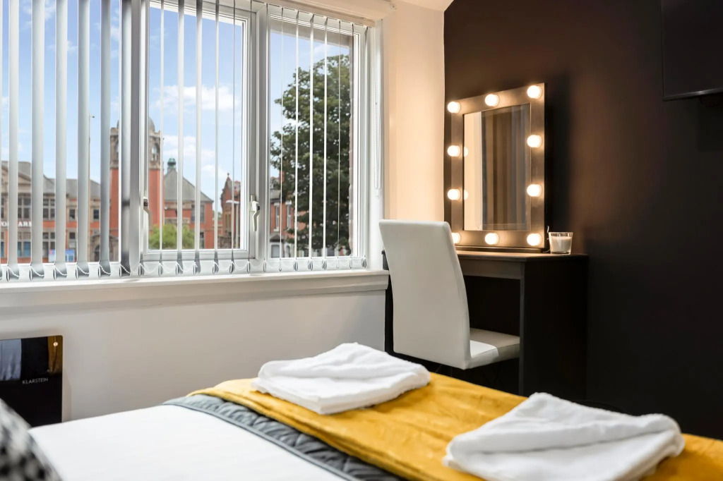 TWO BED Modern Apartment 5min walk to Town centre with Free Parking ! Under New Management