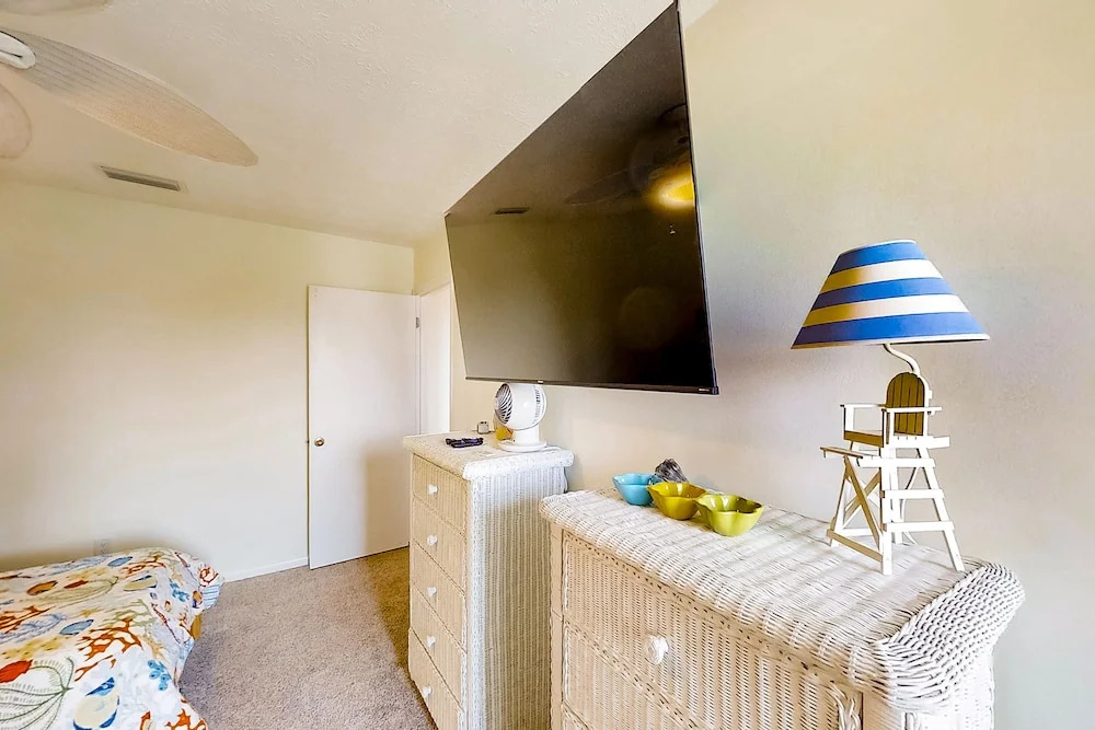 Two-story Condo With Pool, Tennis & Patio - 2 Short Blocks to the Beach