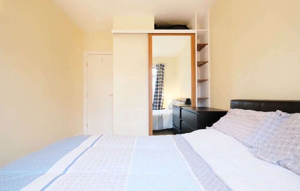 Clean, Secure 2BR Flat for 4 in East London
