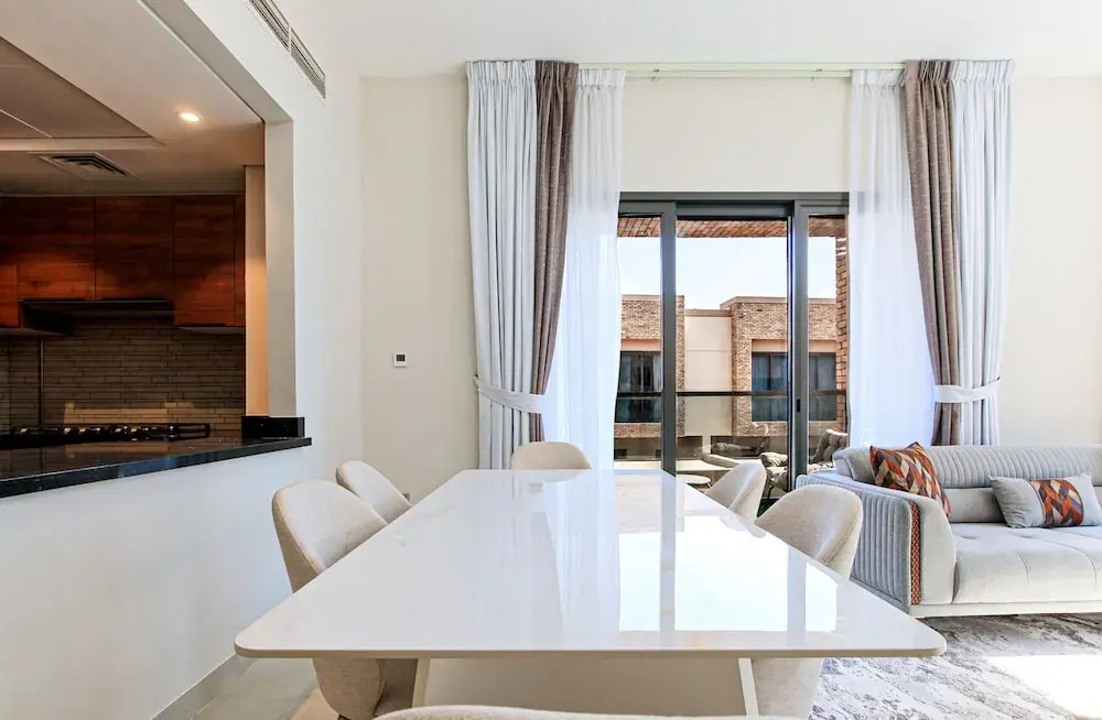 Spacious 2BR Apt Maids Elegance