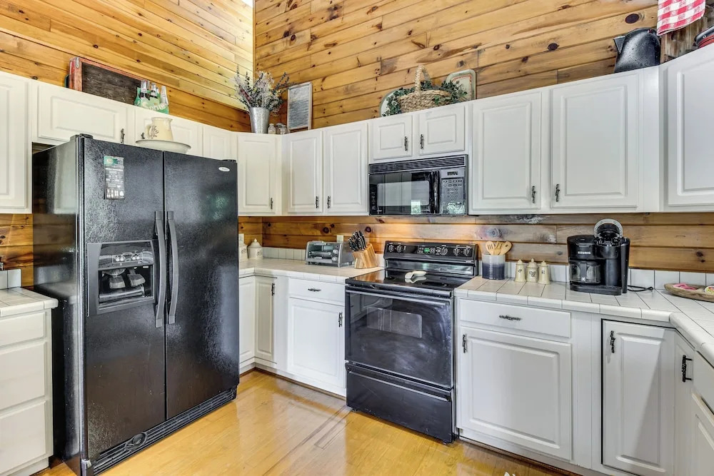 Game Room, Dock & More! Panoramic Lakefront Oasis