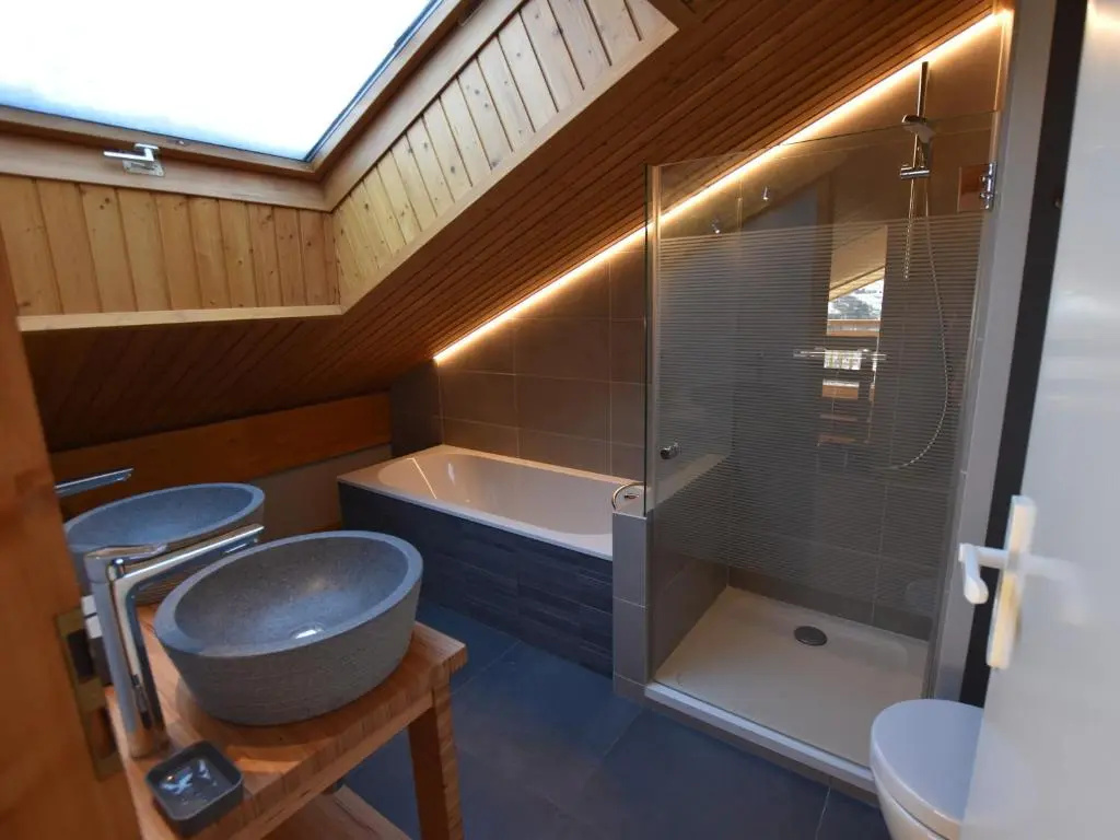 Chalet spacieux, skis aux pieds avec sauna, jacuzzi et salle de sport, proche centre et pistes - FR-1-467-68