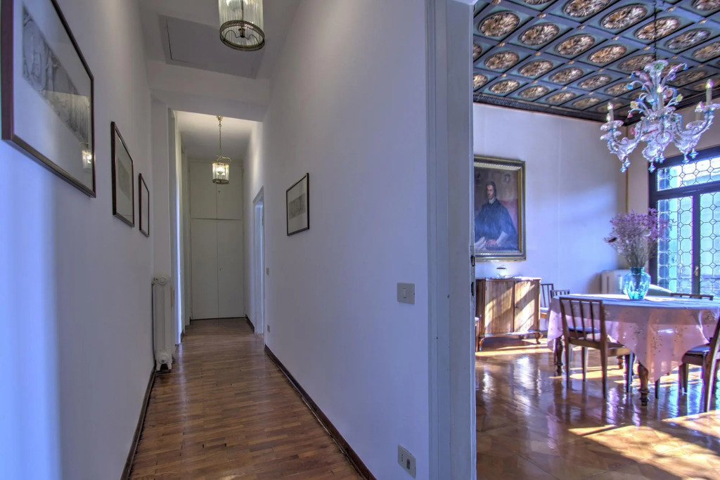 PANORAMIC 9 WINDOWS OVER GRANDCANAL, 3 bed, 2 bath