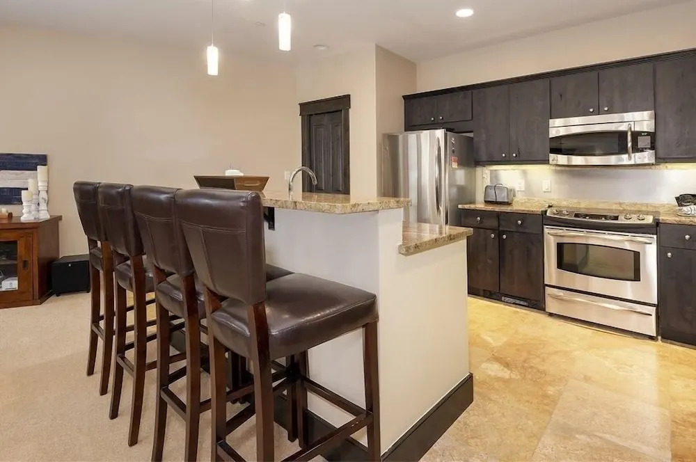 Ski Condo with Private Garage and Washer Dryer - Parry Peak Loft Premium-Rated 105