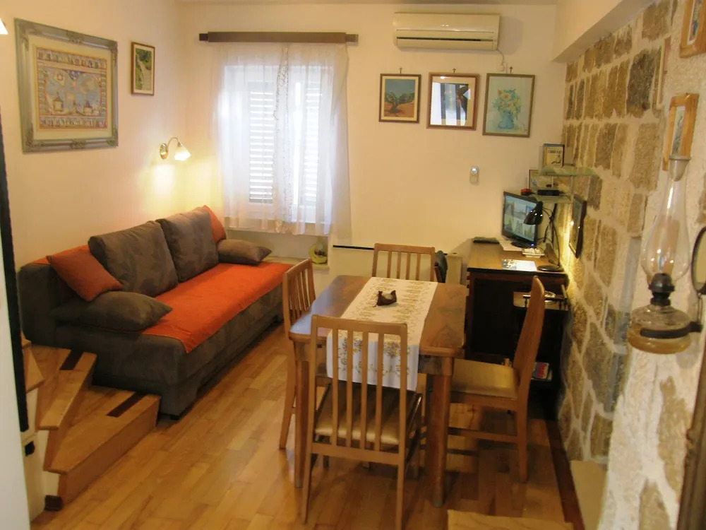 Apartments Mladen