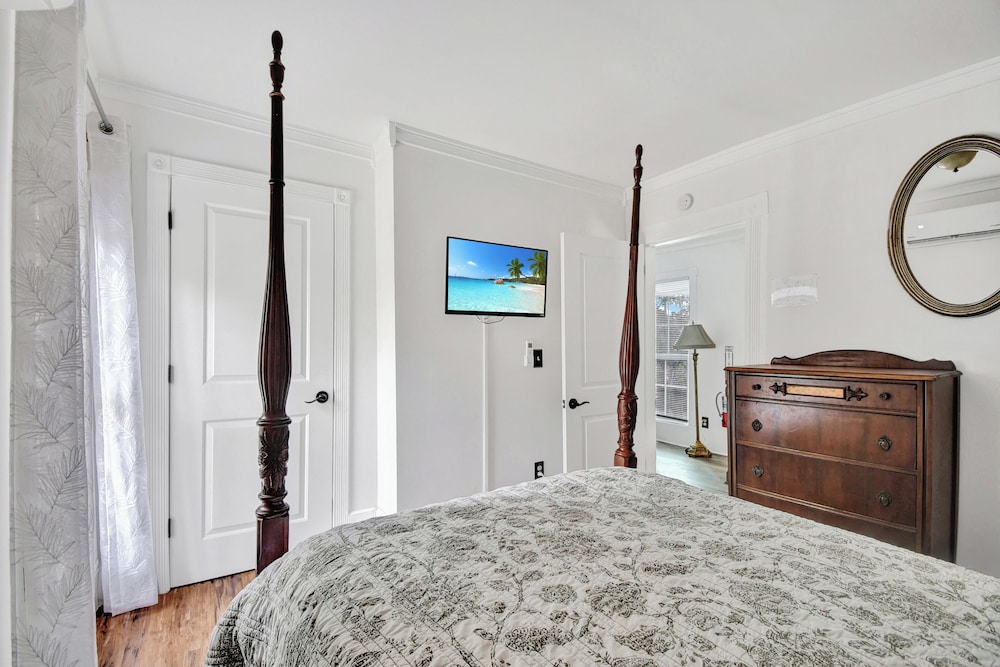 Walk to Downtown Near Beaches Cozy Historic Retreat