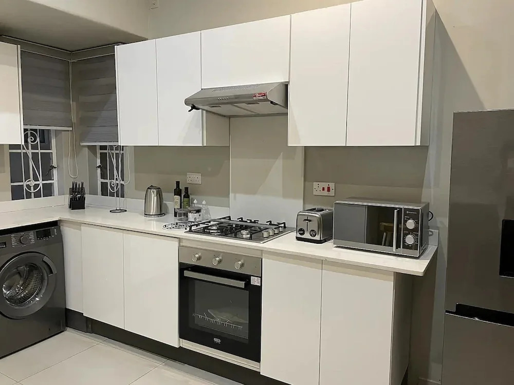 Contemporary 2 bed in Suburbs - 2081