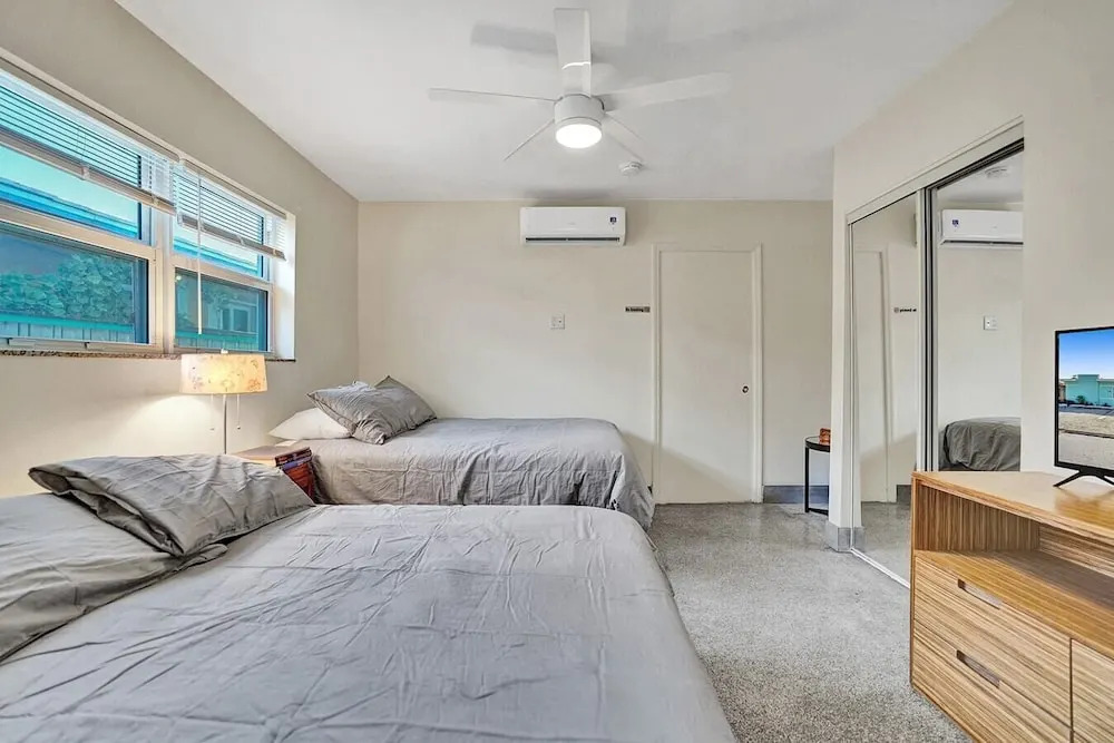 Discount! Modern Ocean-side Studio, 1br/1bath, Hollywood, Free Parking + Bbq!