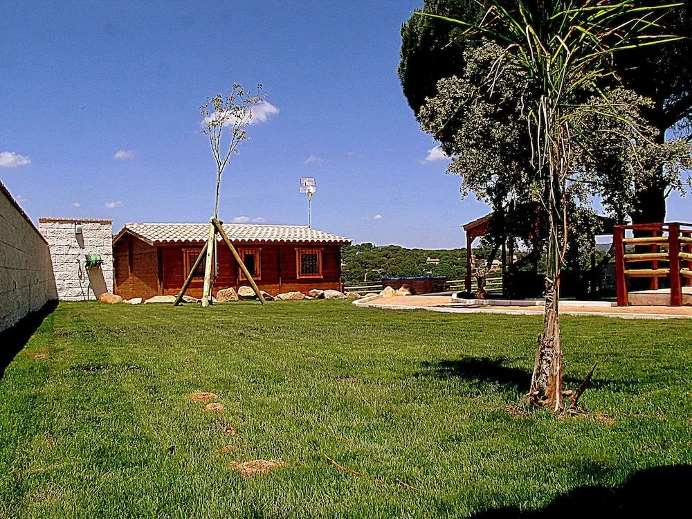 LAS CABAÑAS DEL LAGO más pase piscina las 2 columnas Del 1 junio 2026 al 30 agosto 2026