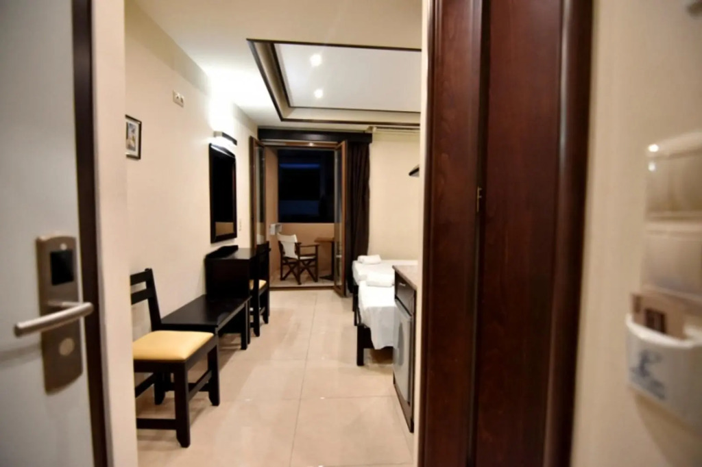7 Days Studios & Apts
