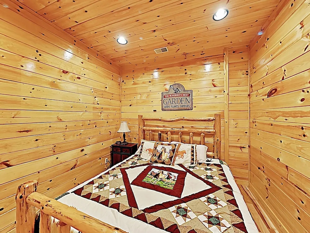 Peaceful Serenity W/ Private Hot Tub & Game Room 4 Bedroom Cabin
