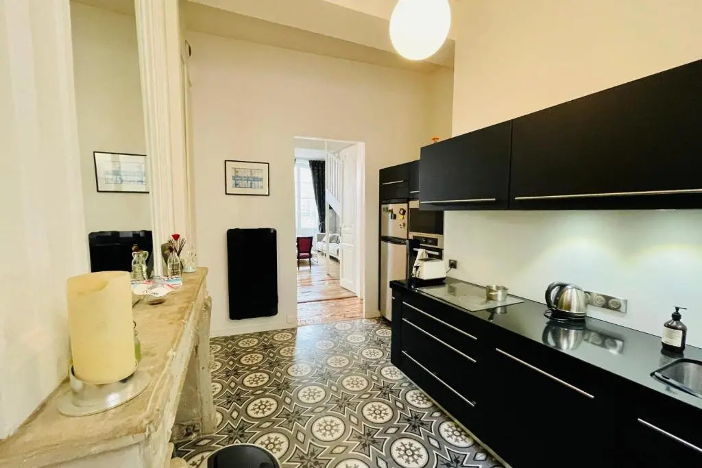 T4 apartment in the heart of old Bordeaux close to all amenities