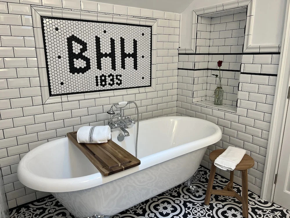 Historic Boyd Harvey House and Grounds 2 Bedroom Home by RedAwning