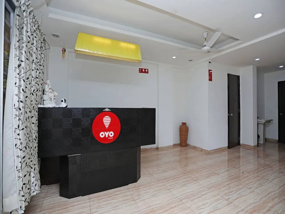 OYO 8996 Hotel Pioneer