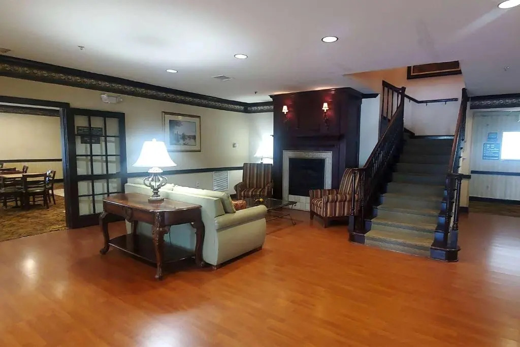 Wingate Suites by Wyndham Youngstown - Austintown