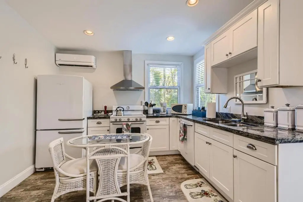 Nini's Cottage 4bd-3ba - Private Pool - Parking