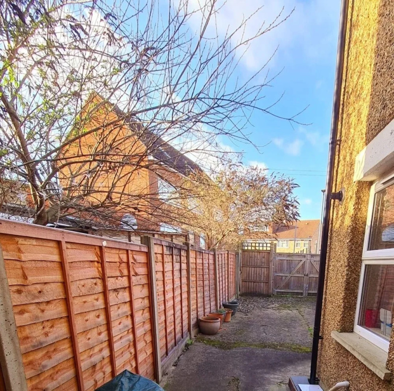 Maple House - Inviting 1-bed Apartment in London
