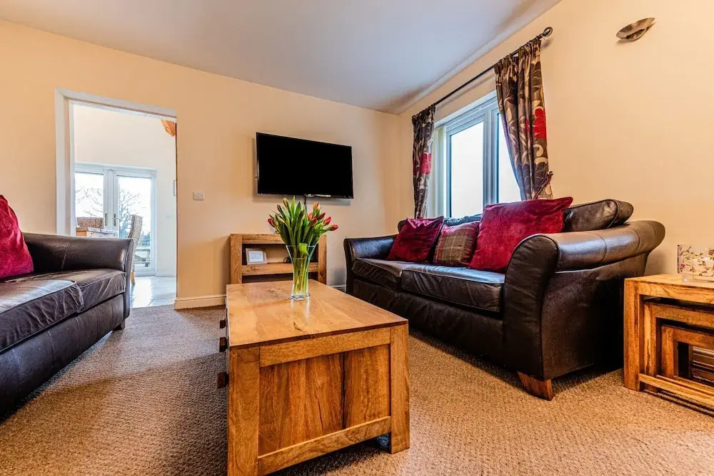 Spacious Country House for 14, Holywell, No Deposit