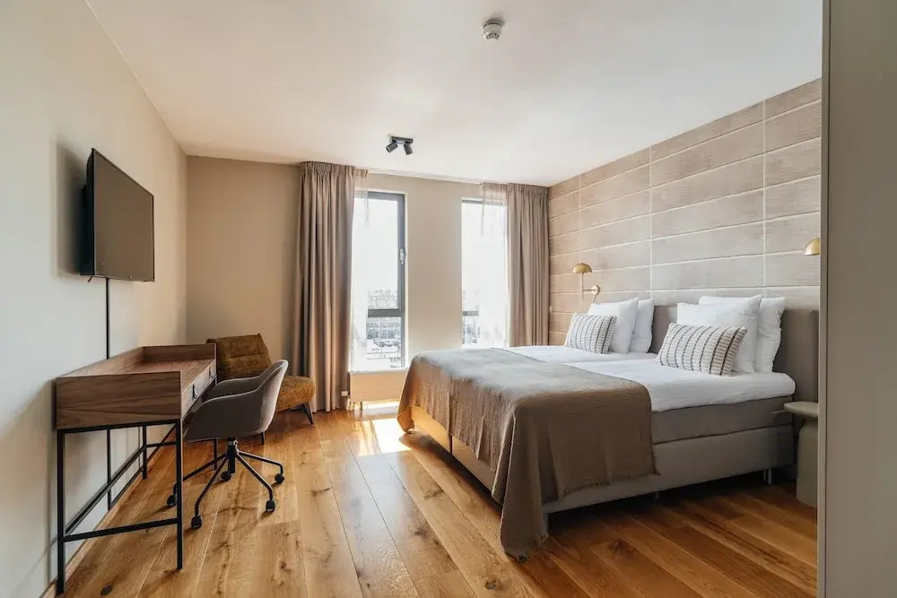 Harbor Breeze: Modern Stay
