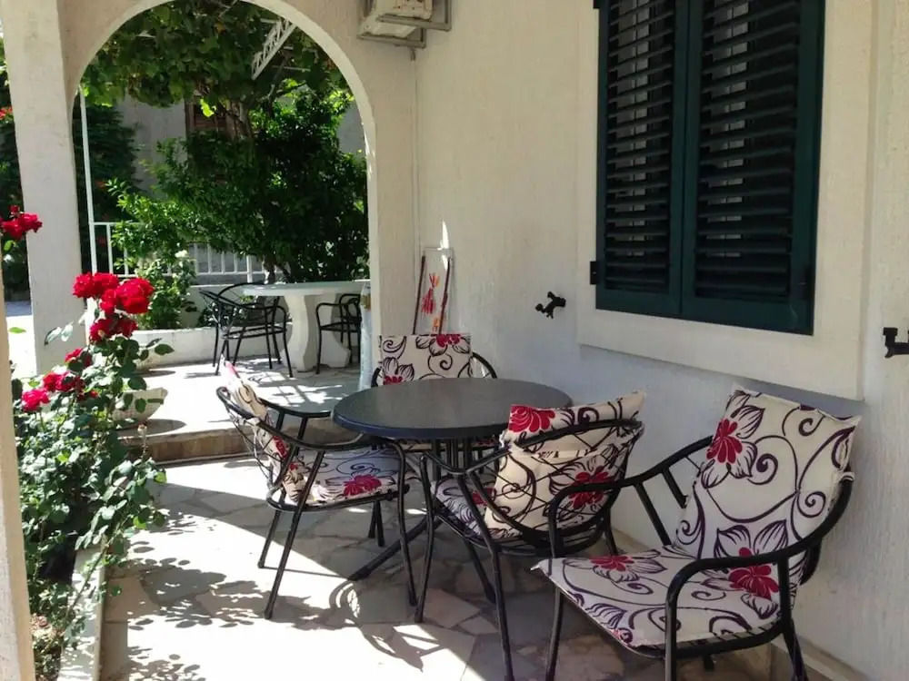 A1 - apt w Patio, Just 3 min Walking to the Beach