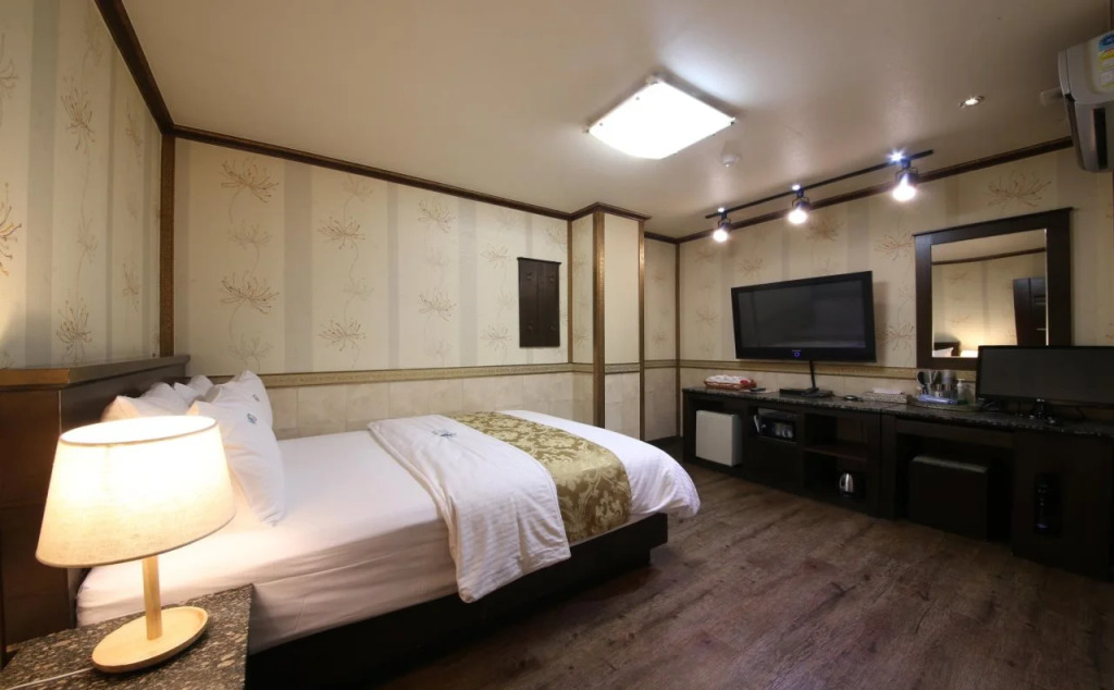 Sharp Hotel
