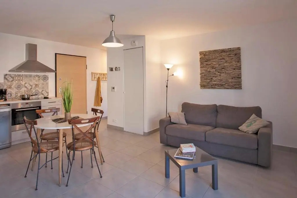 L'orangeraie Calvi centre à 300m de la plage et du port parking privé