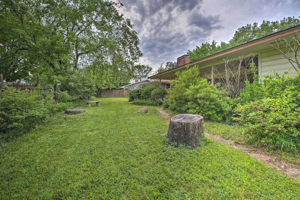 3 Mi to Oaklawn Racing Casino: Spacious Home