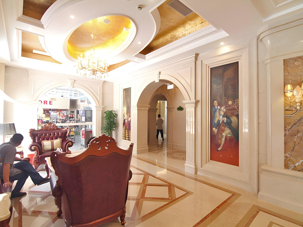 Vienna International Hotel ( Shanghai Kangqiao Metro Station)