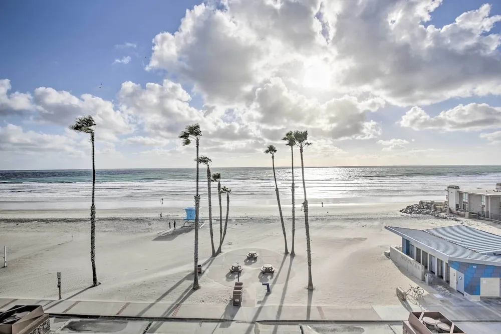 Charming Oceanside Condo w/ Beach & Pool Access!