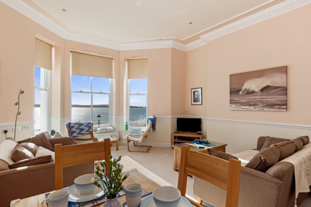 7 South Beach Court - Sea Front Apartment With Spectacular Sea Views