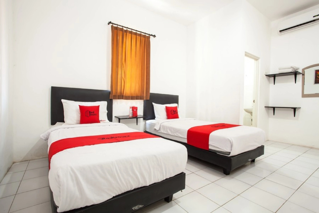 RedDoorz Plus near Galaxy Mall