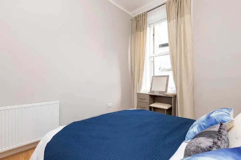 Trendy Ground-floor 2-bedroom Apartment Close to Haymarket Station