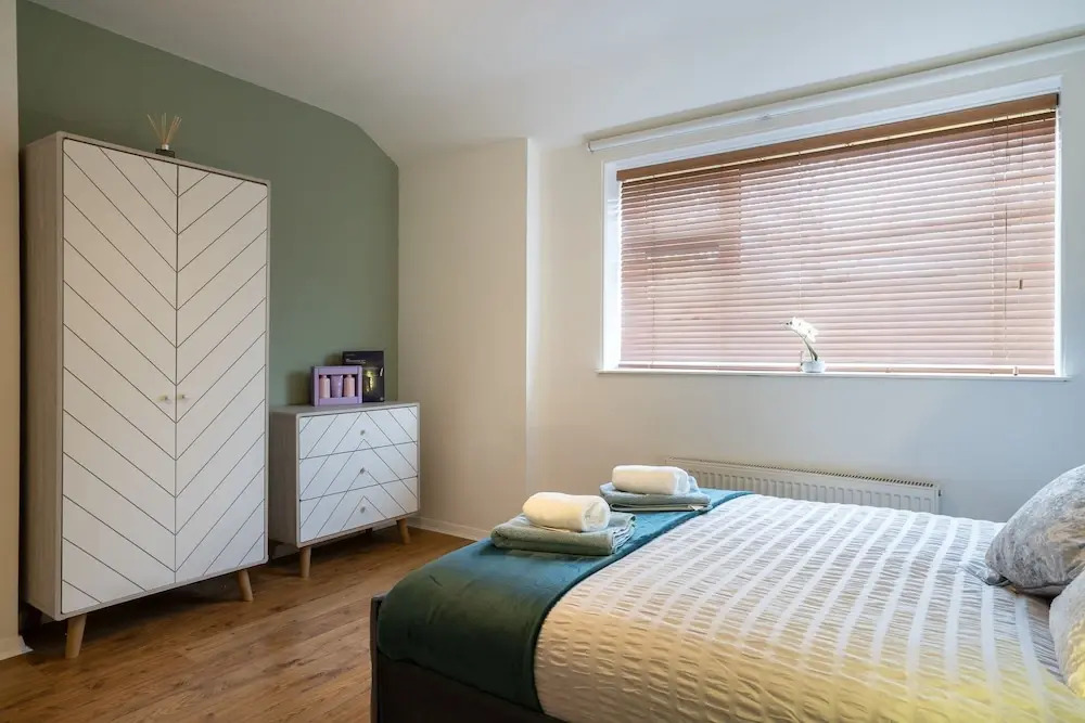 Large-2 Bed House-free Parking