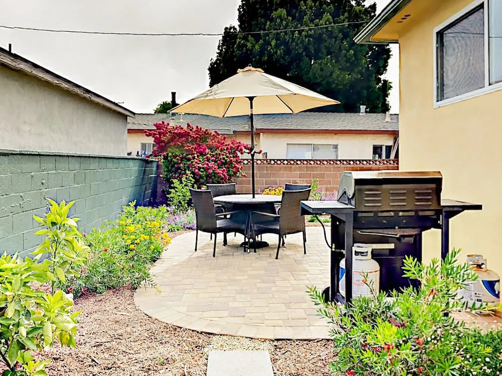 Delightful 2BR Ventura Duplex by RedAwning
