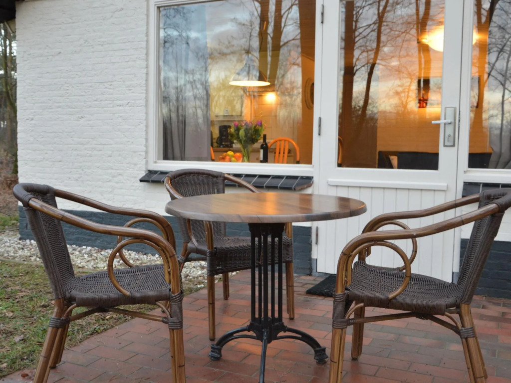 Completely detached bungalow in a nature-filled park by a large fen