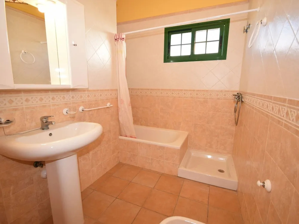 Spacious villa with good location in the north, just 15 min from the beach