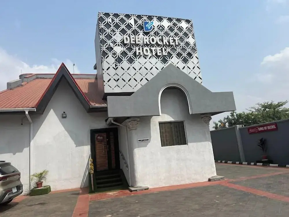 Dee Rocket Hotel & Lounge