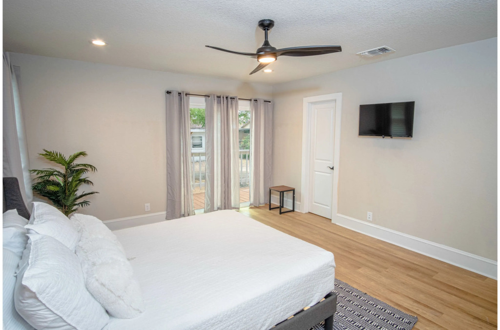 Brand New Remodeled 3BR/2BA House Near Downtown
