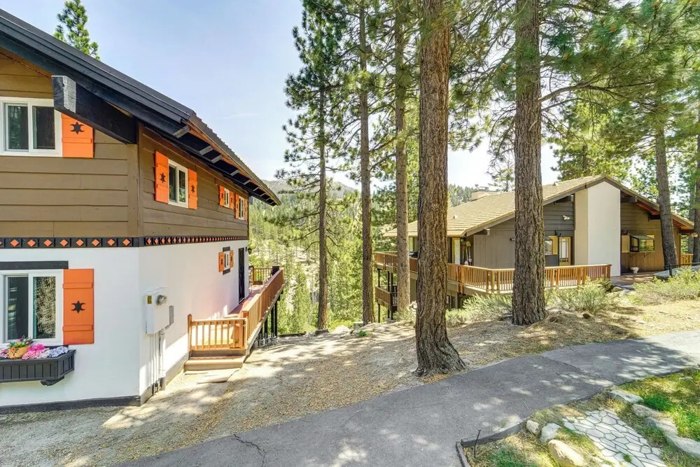 Walk to Diamond Peak: Luxe Chalet w/ Mtn-view Deck