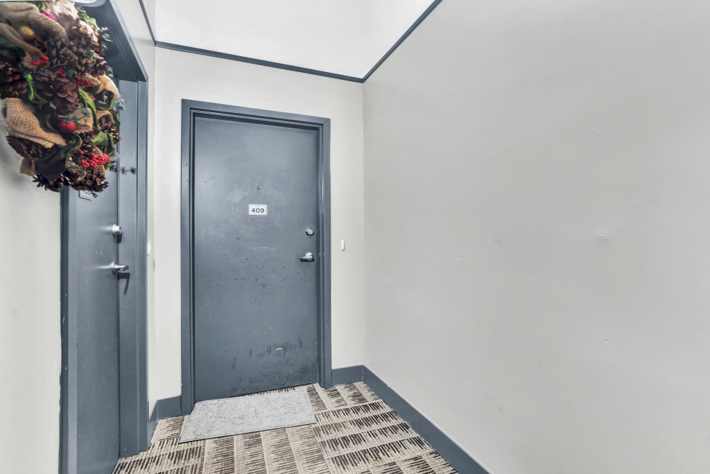 Comfortable 1BR Apt in historic Downtown building