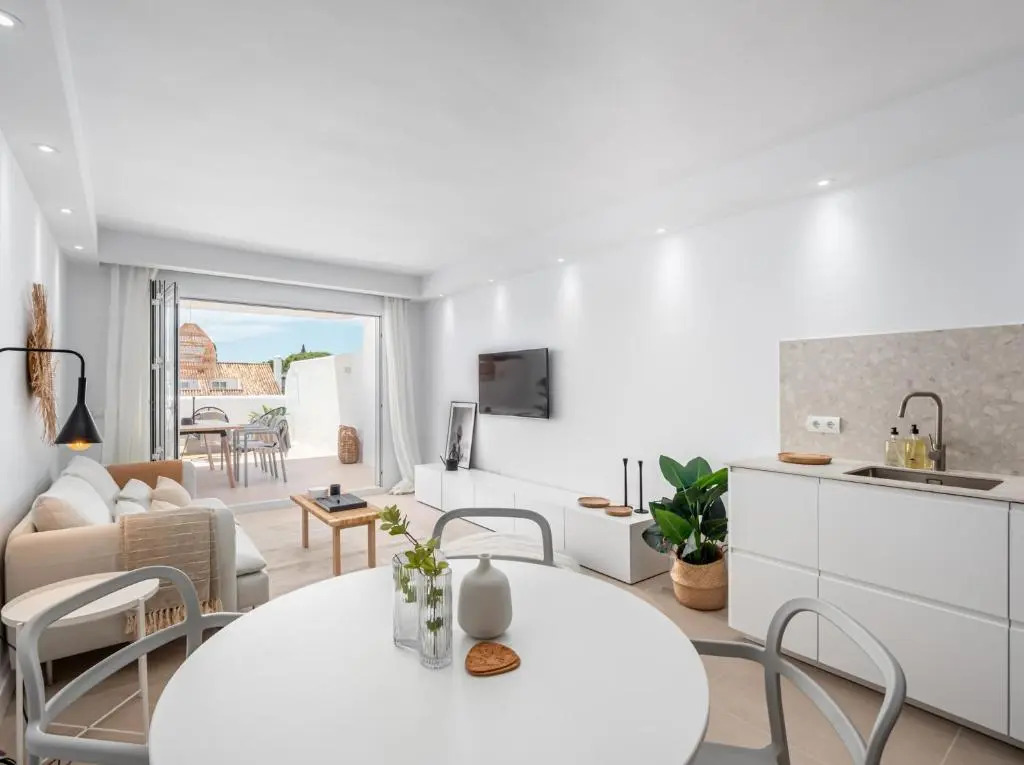 FRESH Renovated 2 bed Apt in best location RDR236