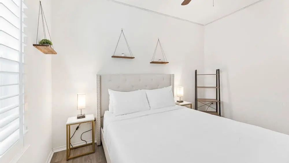 Cozy 4BR House Close to Cota DT w Fast Wifi