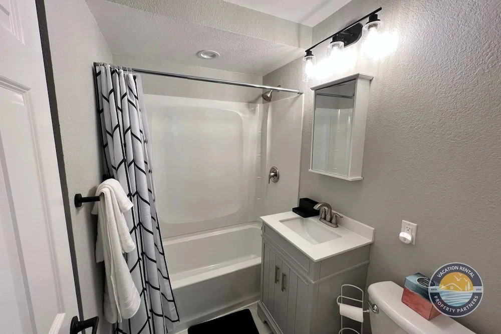 Charming, Pet-friendly Lake Retreat