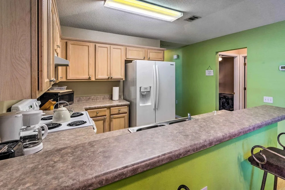 Cute Pensacola Townhome ~ 9 Mi to Downtown!