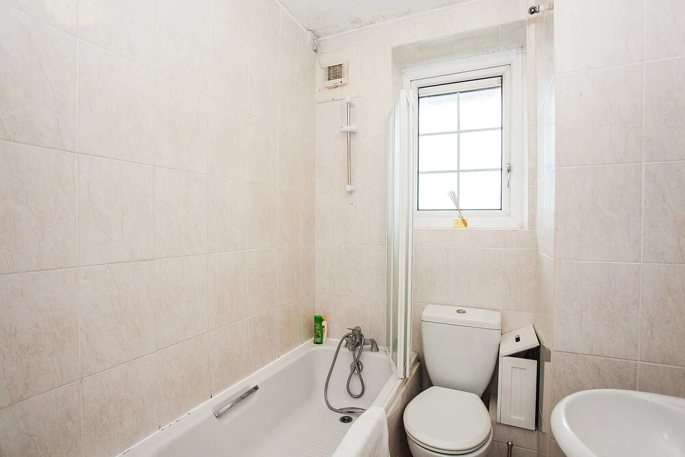 Bright 2 Bedroom Property With Balcony