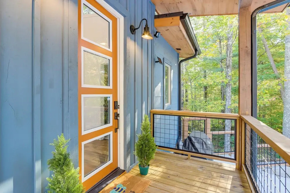 Modern Mtn Cabin w/ Deck & Views in Blue Ridge!