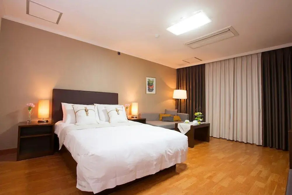 Yujin Hotel