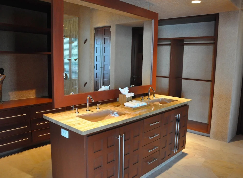 Luxurious Hillside Oceanfront 8 bedroom Villa Bellissima